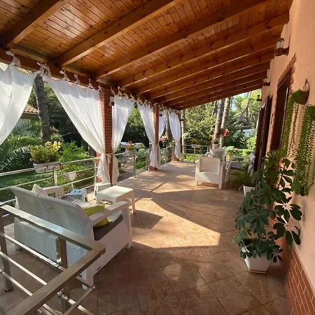 Villa Seafront With A Stunning Garden